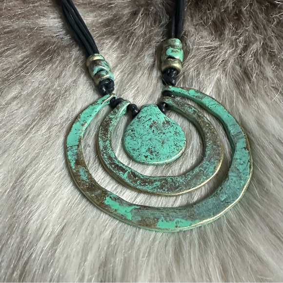 ST THOMAS Statement Necklace - Picture 4 of 5